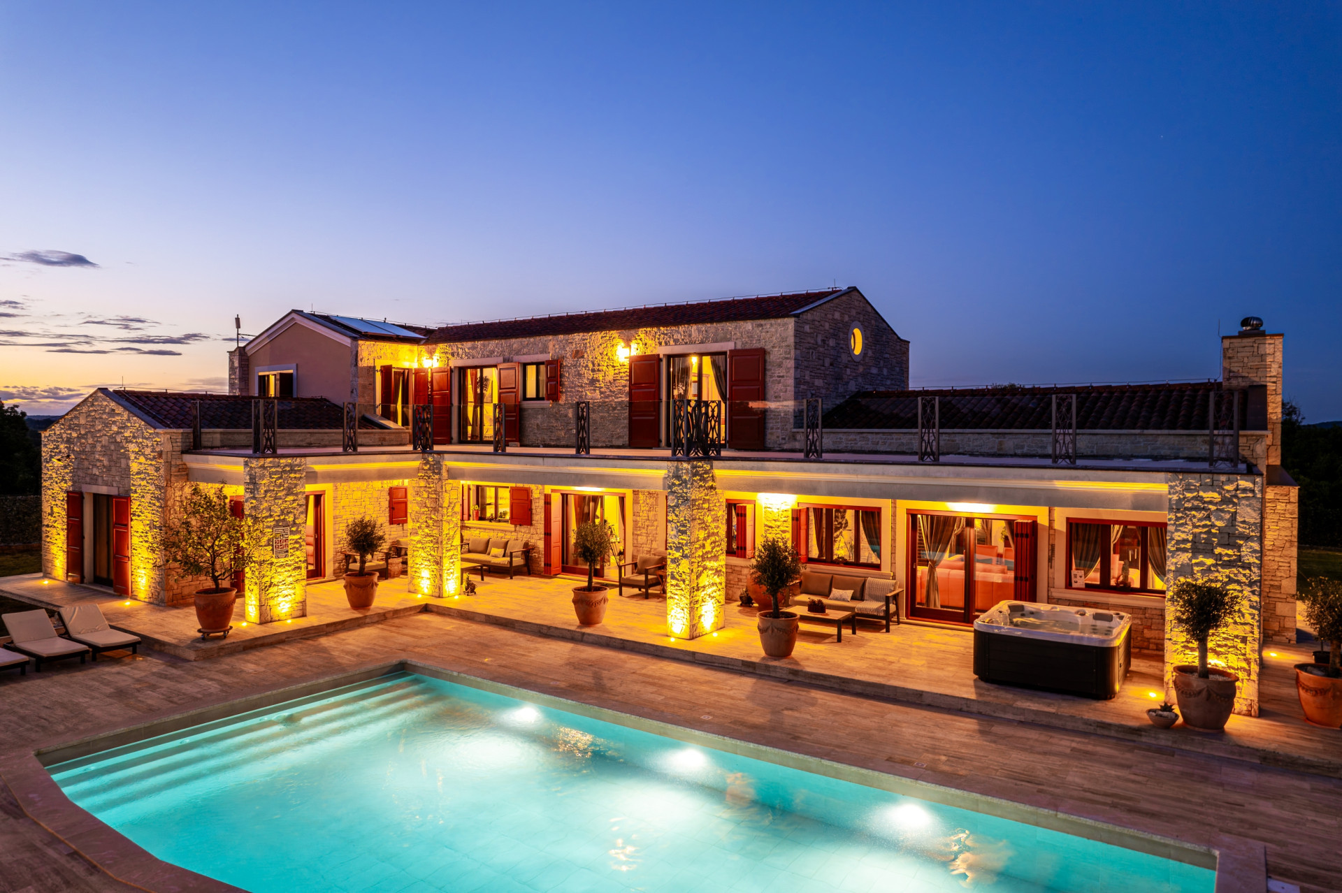 Night atmosphere of Villa Antea in Barban featuring an illuminated swimming pool and a traditional Istrian stone house styled for weddings and ceremonies.