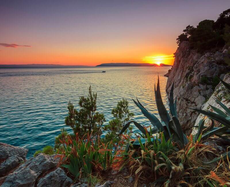 Den Sonnenuntergang in der Natur Makarska