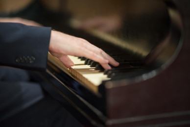 Il pianista croato Maksim Mrvica si esibisce in Cina nel 2019