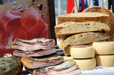Međunarodni festival pršuta: Kralj dalmatinske gastronomije ponovno slavi u Drnišu, Hrvatska