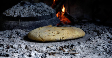 Hausgemachtes Brot: Schmecken Sie die Tradition mit speziell unter der Peka gebackenem Brot