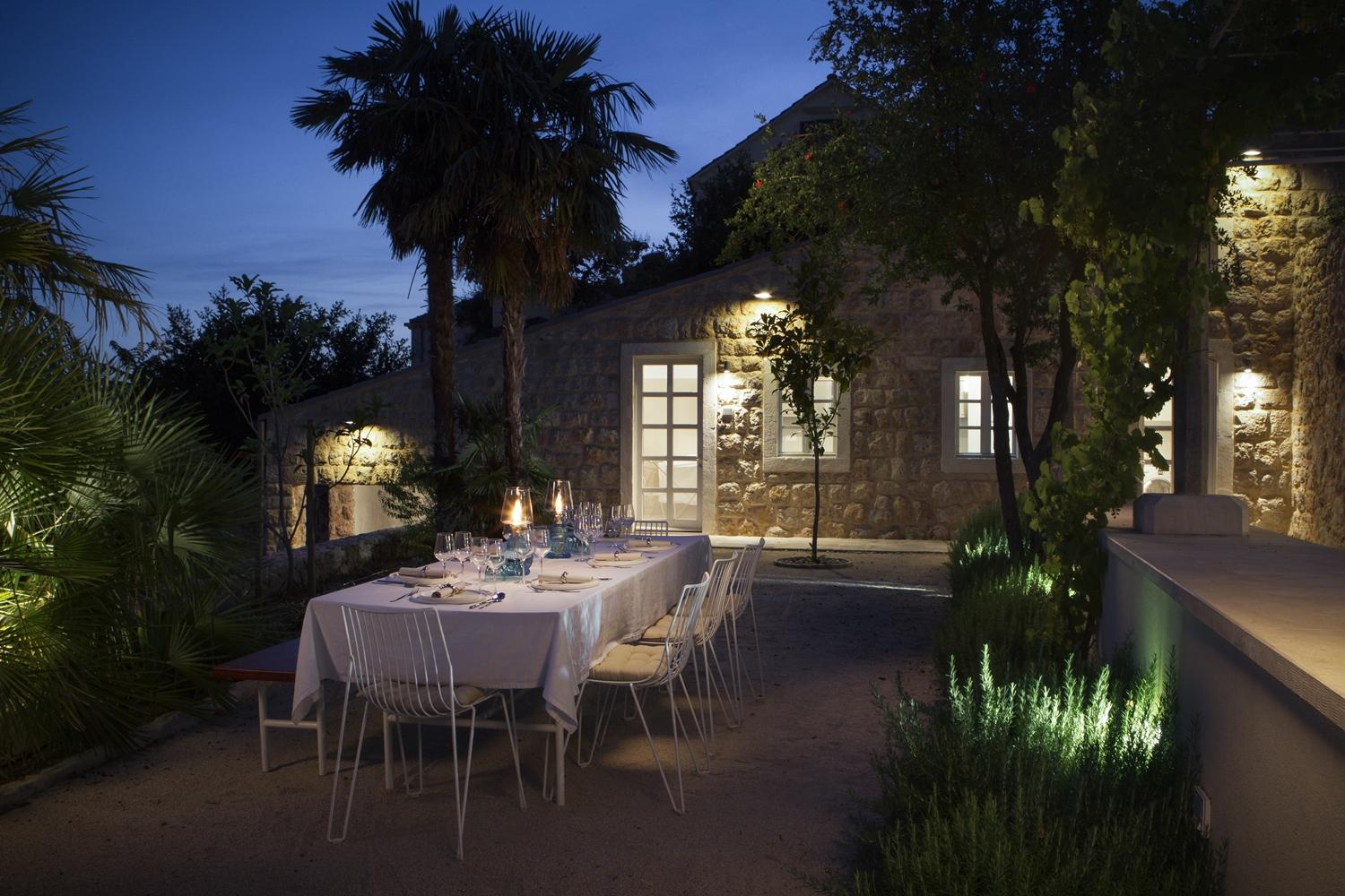The Olive Exclusive (Виндхук). The Olive Exclusive Виндхук бутик отель. Дом в Намибии интерьер. Roof Gardens ночью.