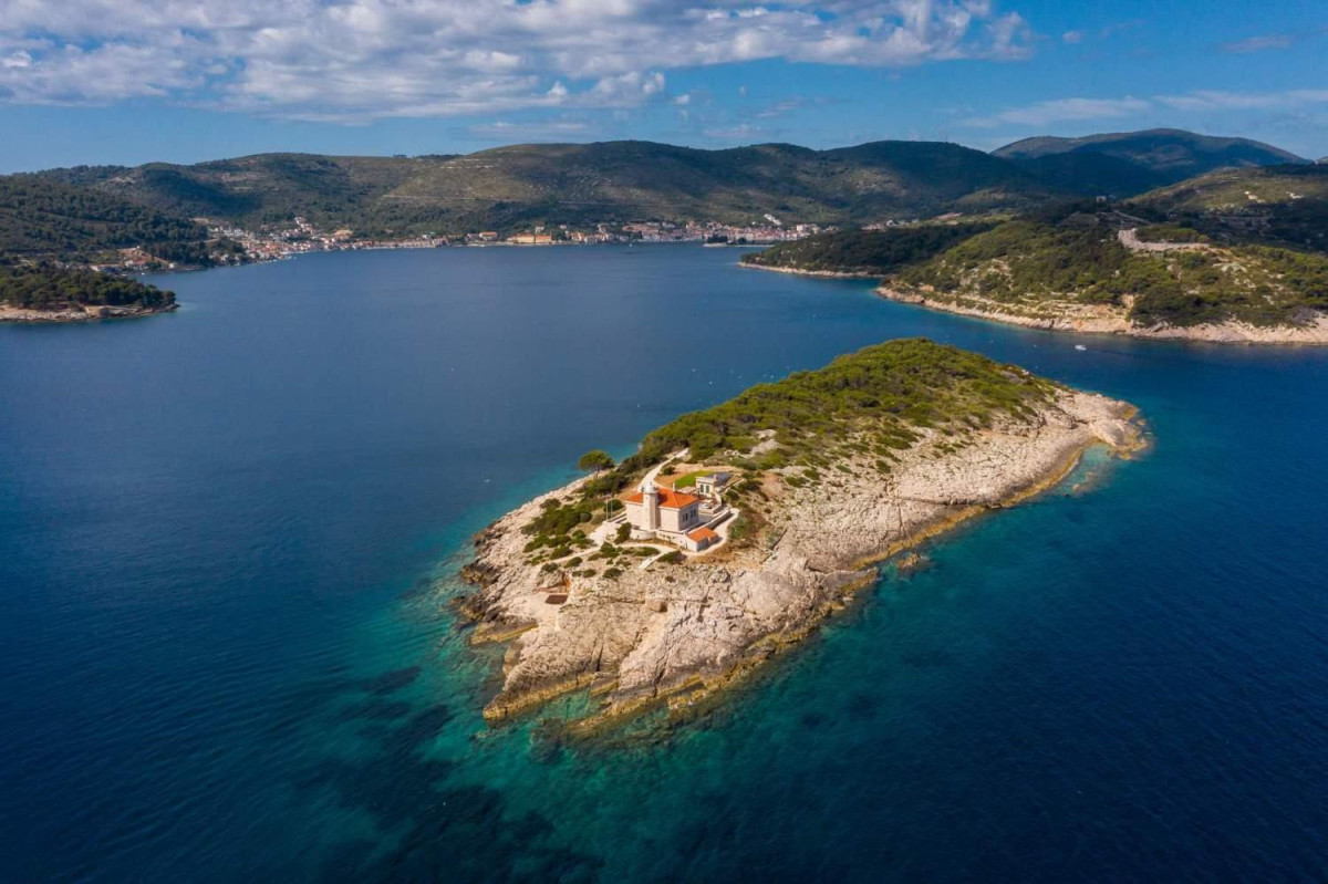 Villa Vis Light House
