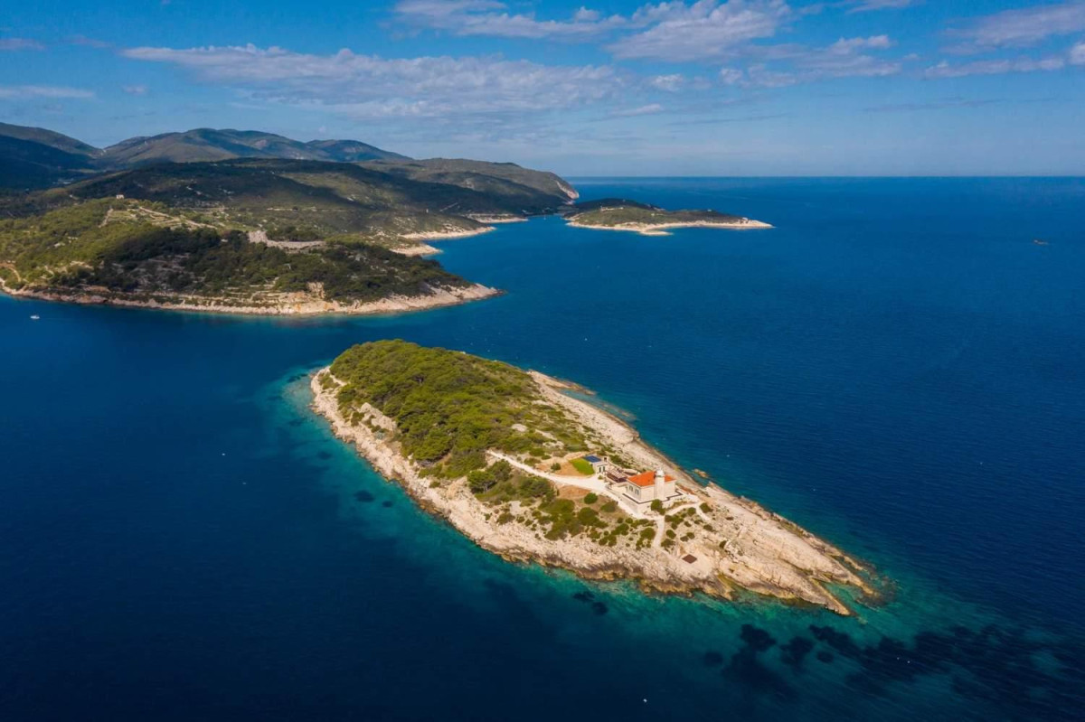 Villa Vis Light House