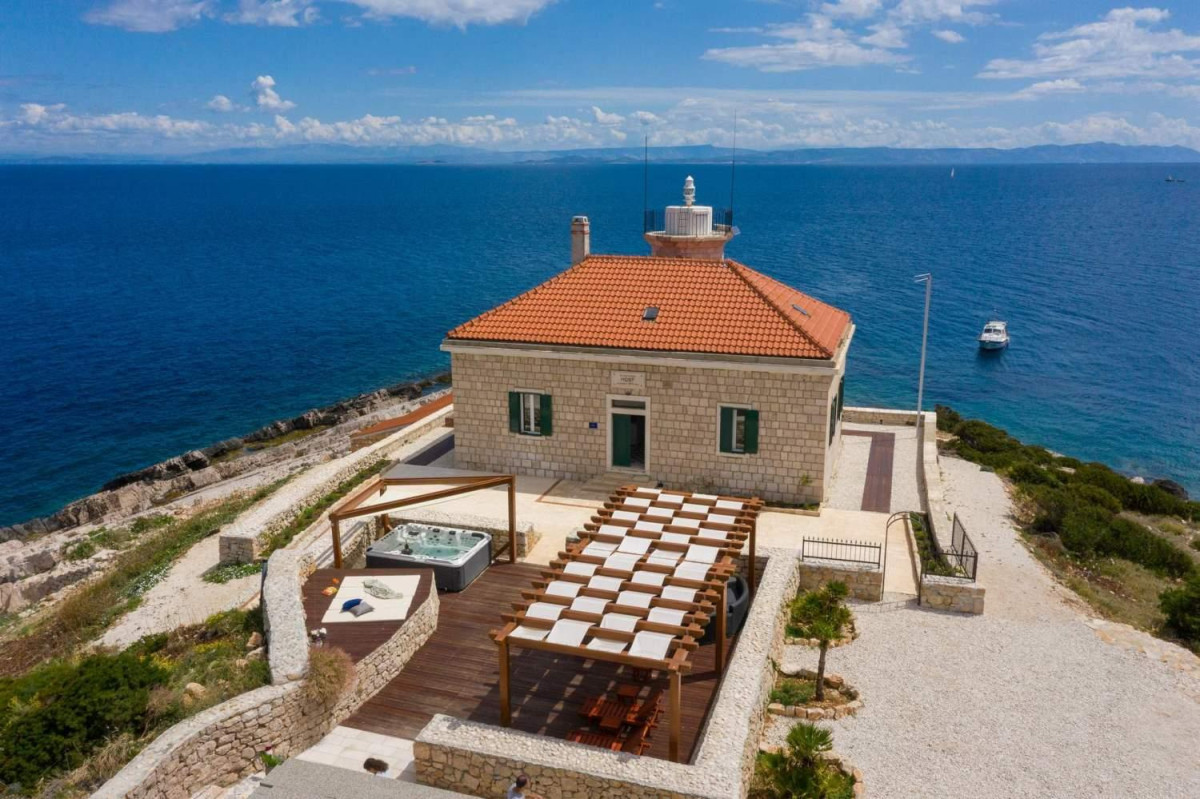 Villa Vis Light House