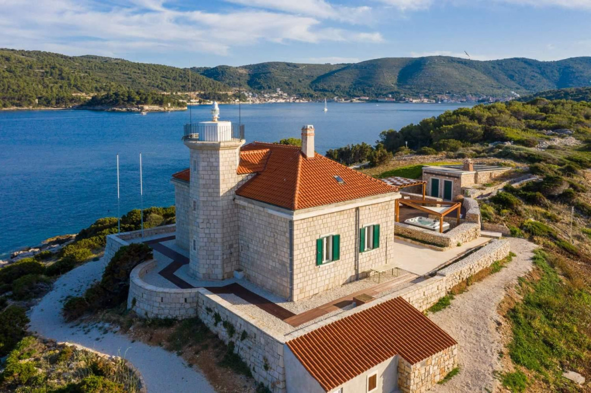 Villa Vis Light House