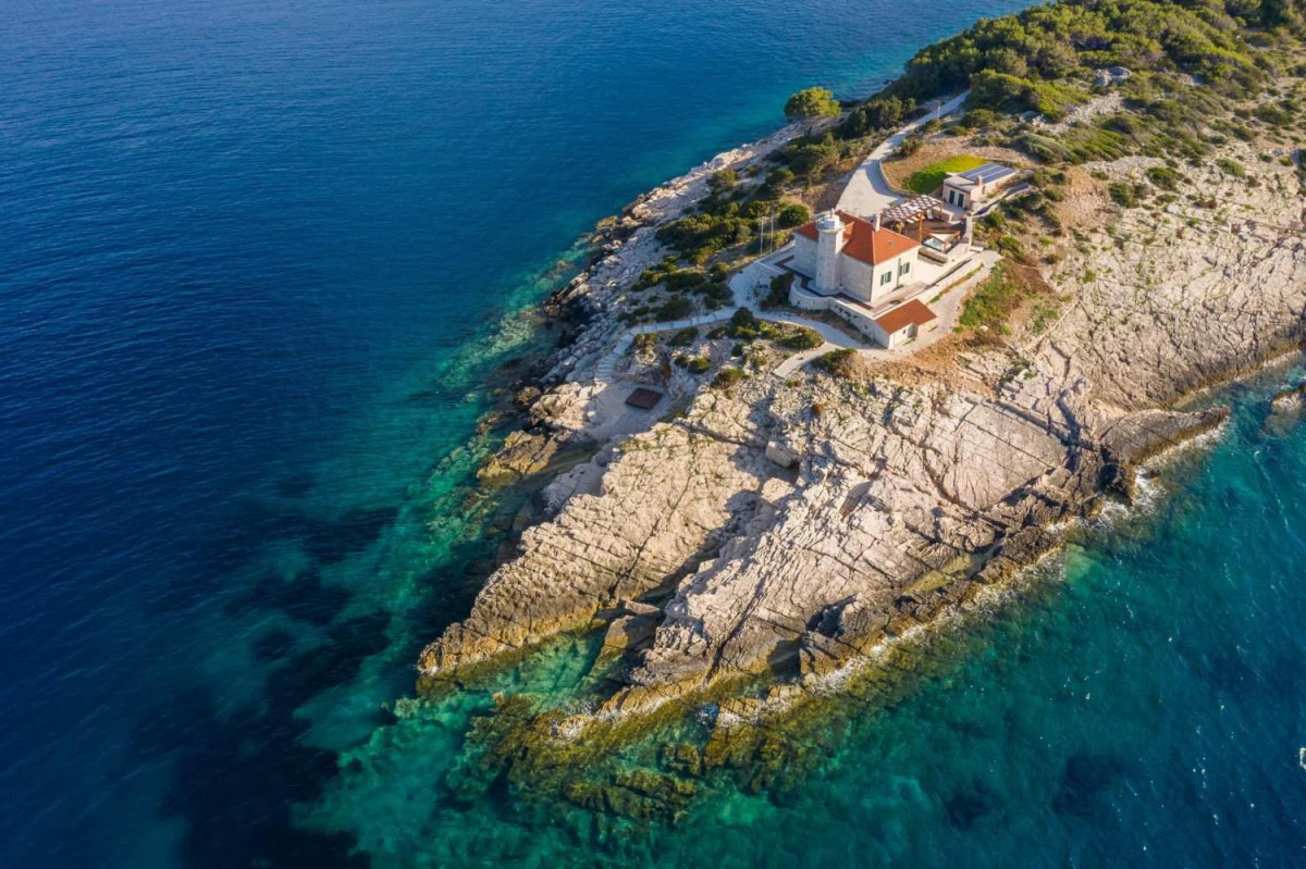 Villa Vis Light House