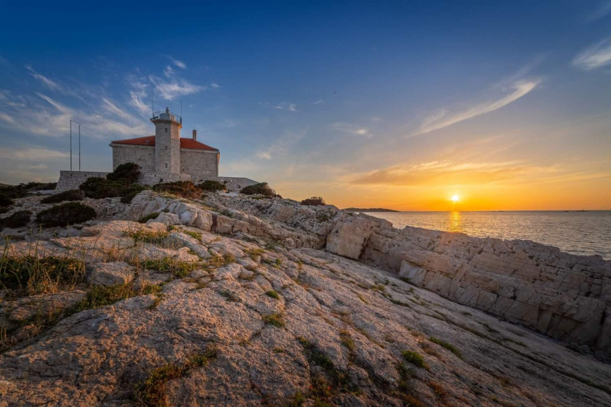 Villa Vis Light House