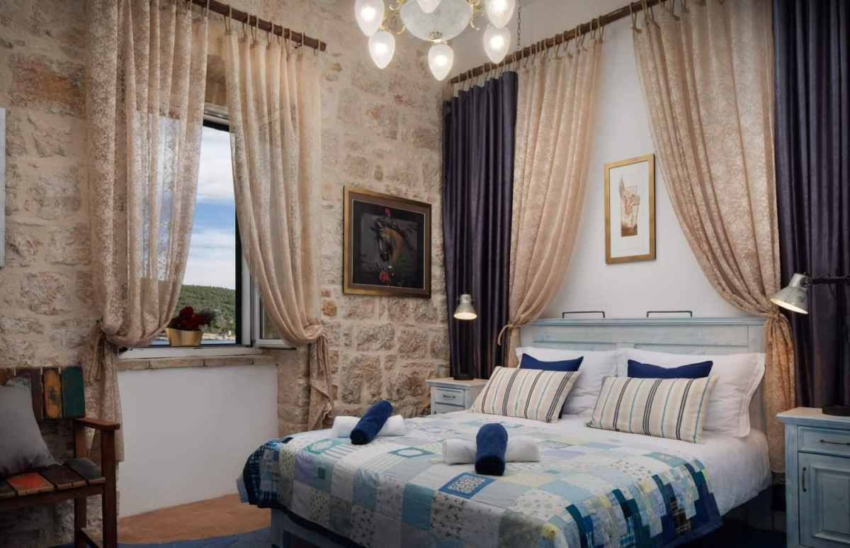 Villa Vis Light House