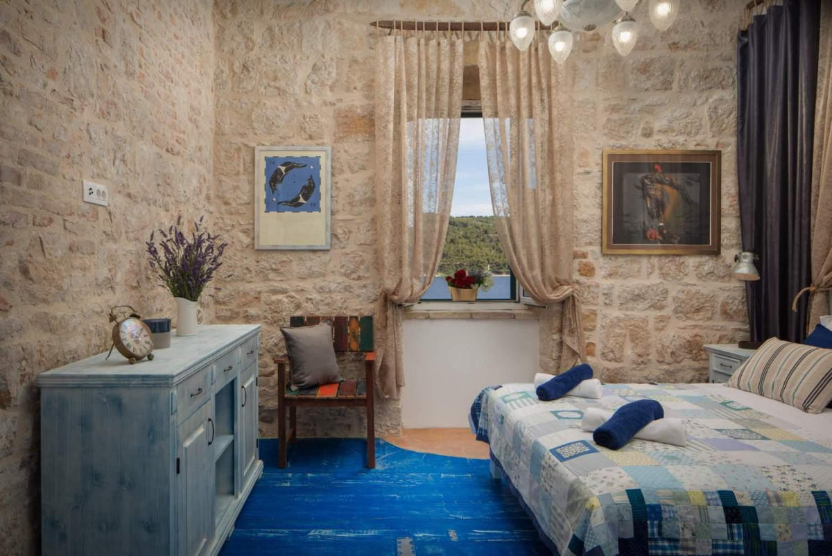 Villa Vis Light House