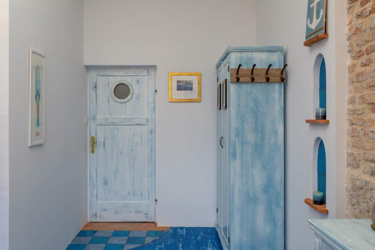 Villa Vis Light House
