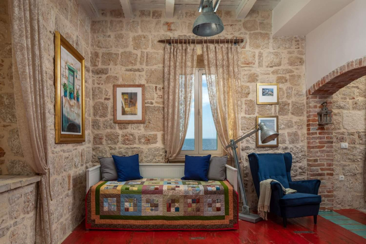 Villa Vis Light House
