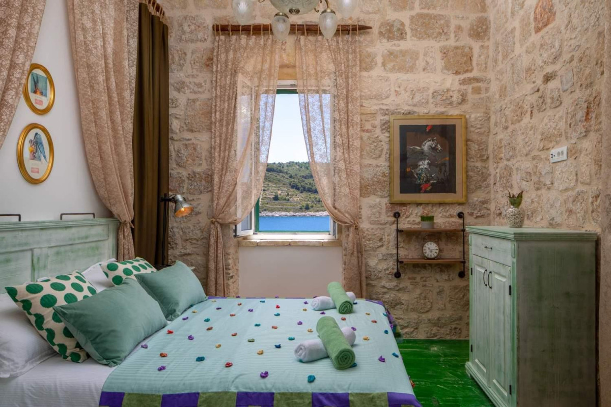 Villa Vis Light House