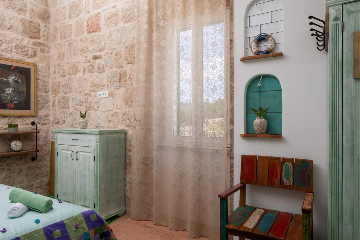 Villa Vis Light House