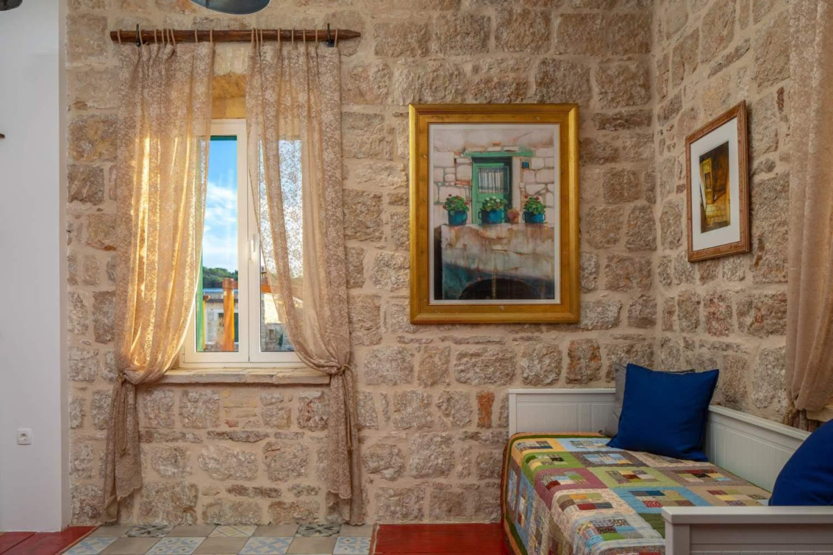 Villa Vis Light House