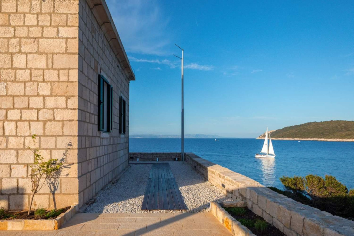 Villa Vis Light House