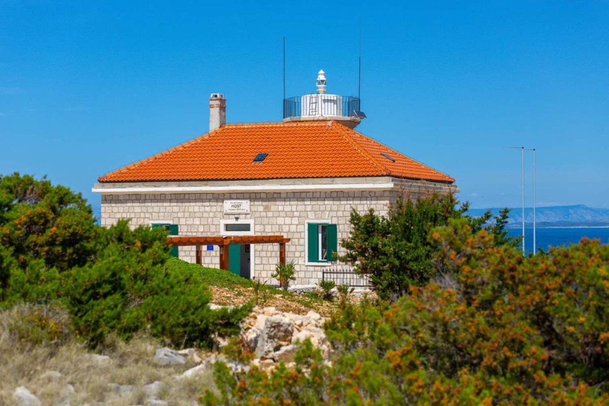 Villa Vis Light House