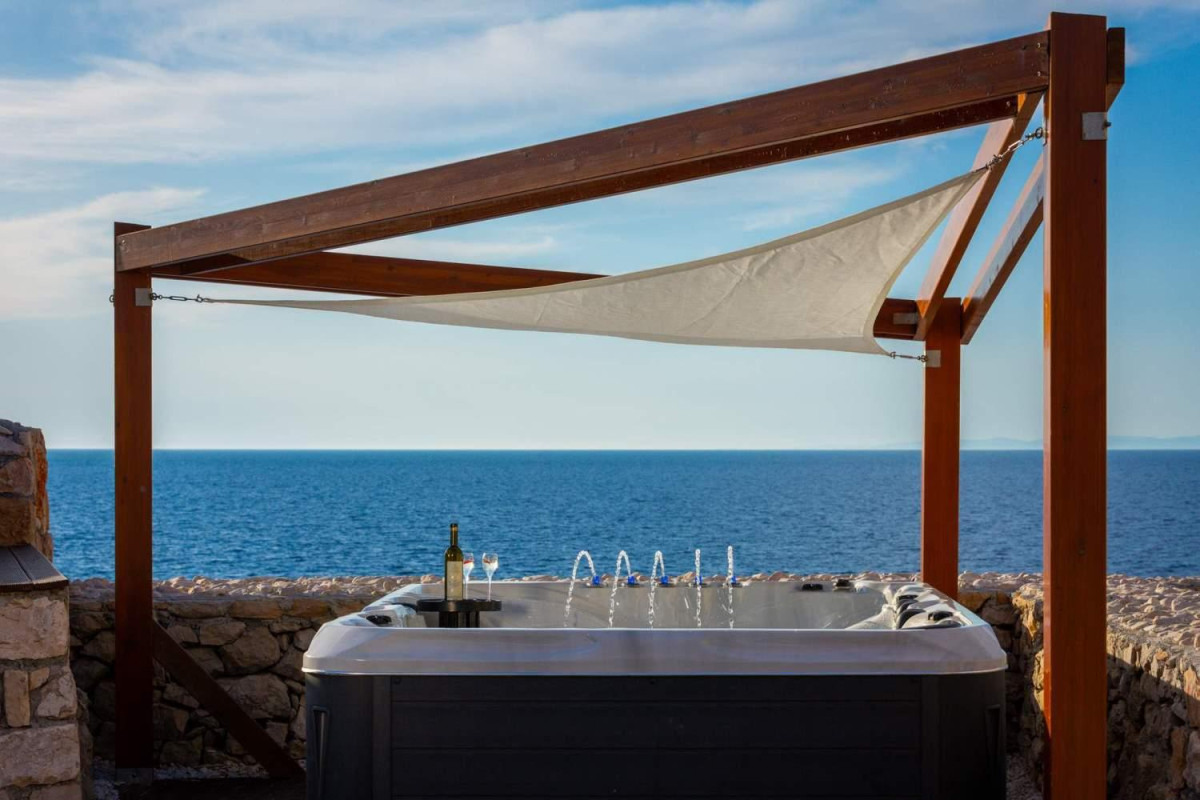 Villa Vis Light House