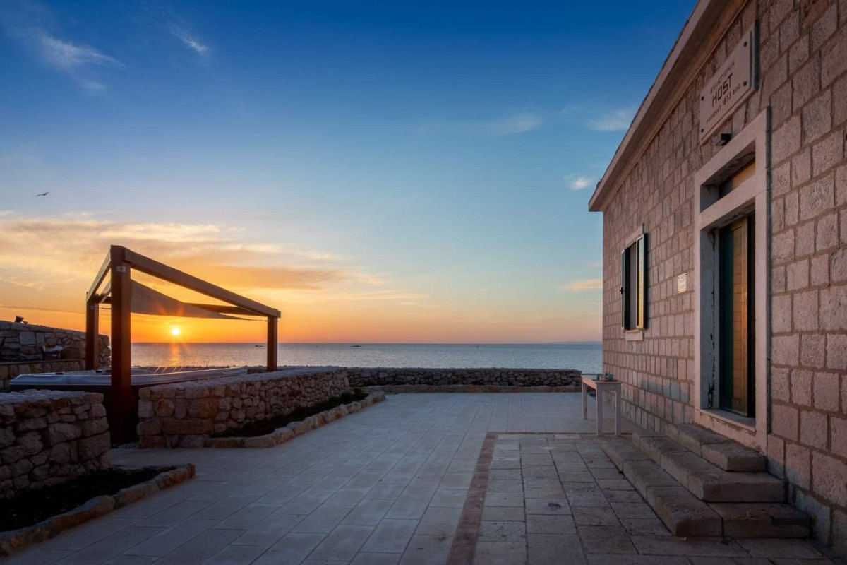 Villa Vis Light House