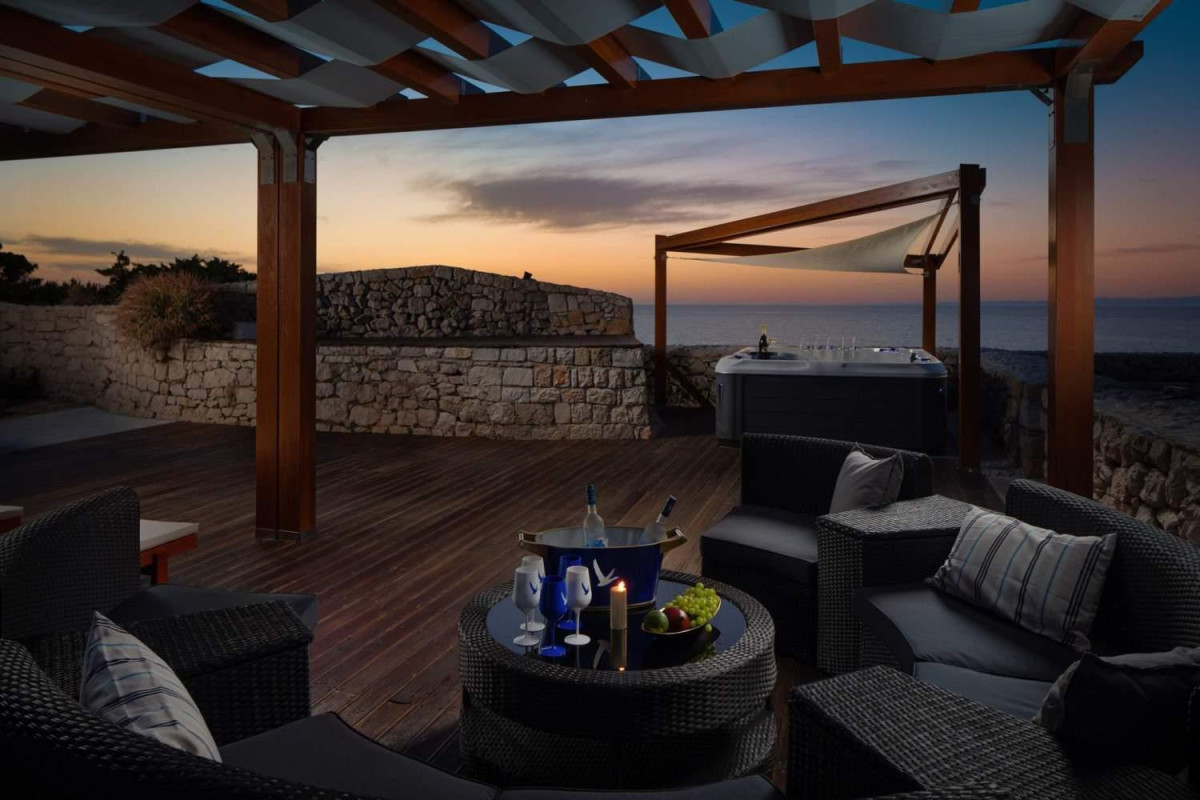 Villa Vis Light House