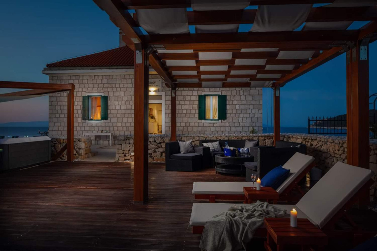 Villa Vis Light House
