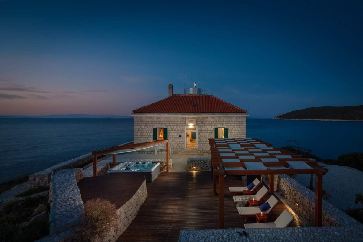 Villa Vis Light House