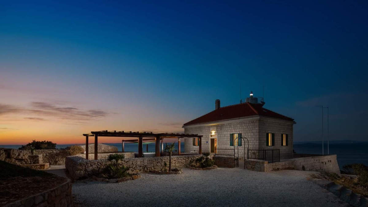Villa Vis Light House