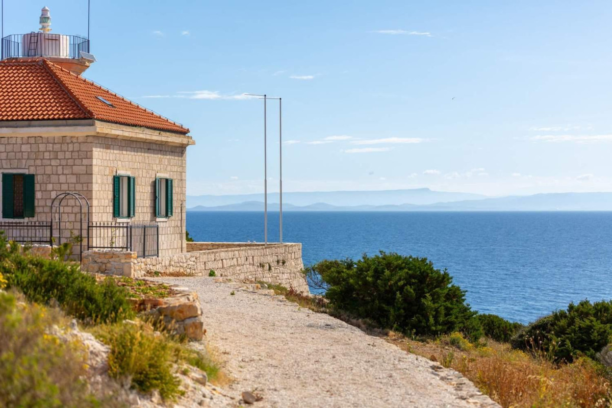 Villa Vis Light House