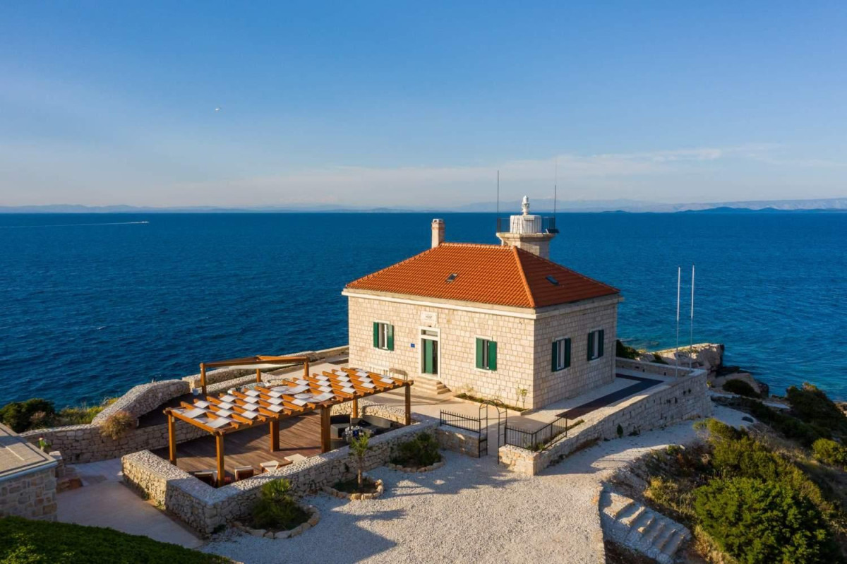 Villa Vis Light House