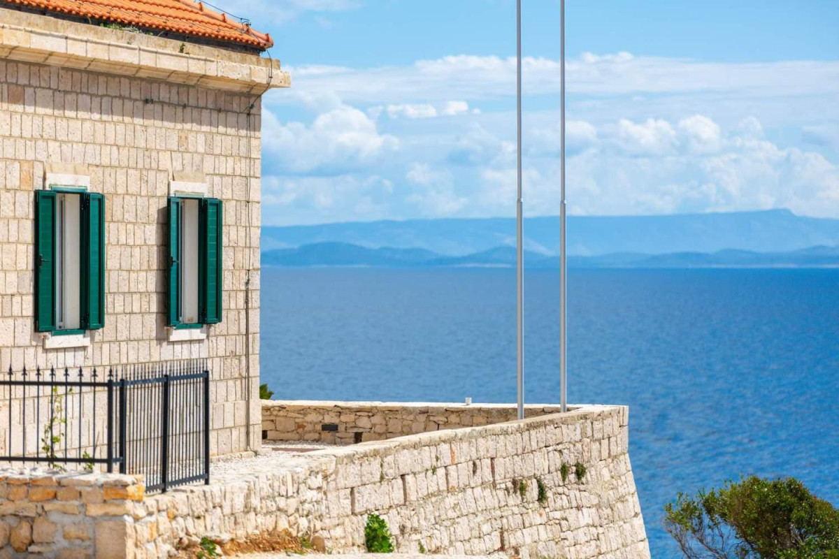 Villa Vis Light House