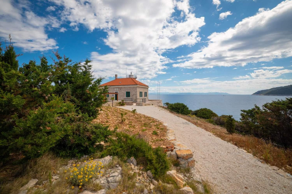 Villa Vis Light House