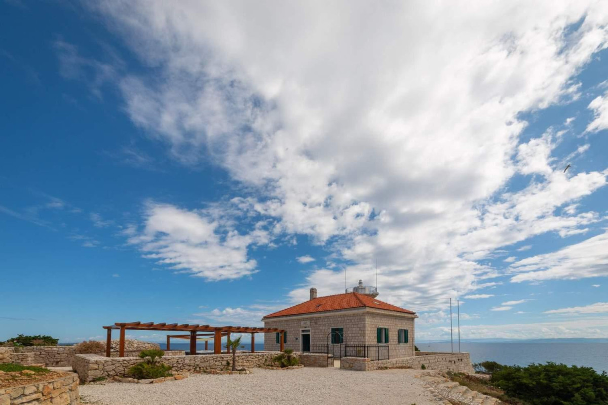 Villa Vis Light House