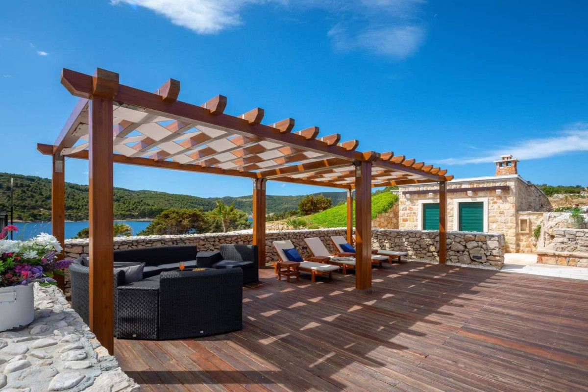 Villa Vis Light House