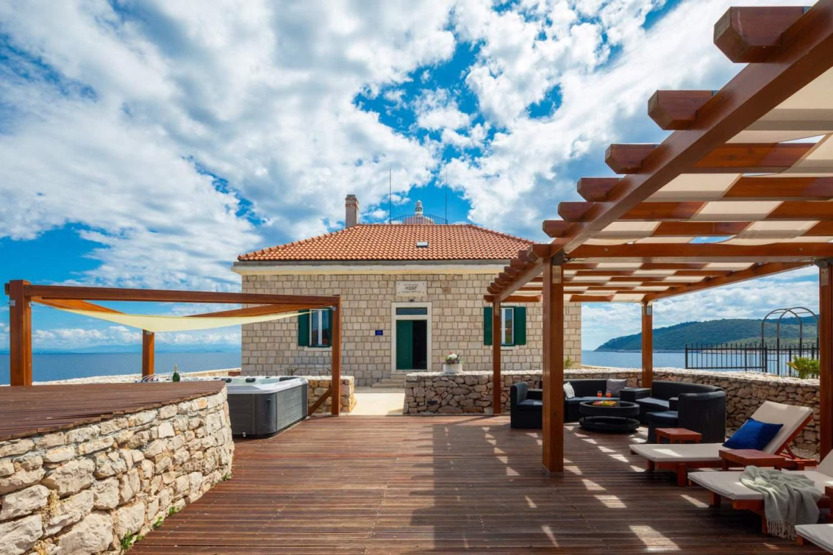 Villa Vis Light House