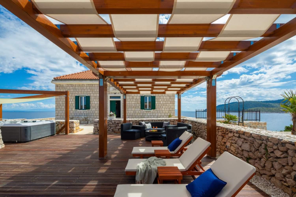 Villa Vis Light House