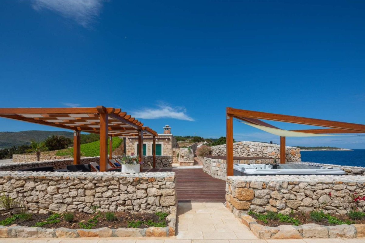 Villa Vis Light House