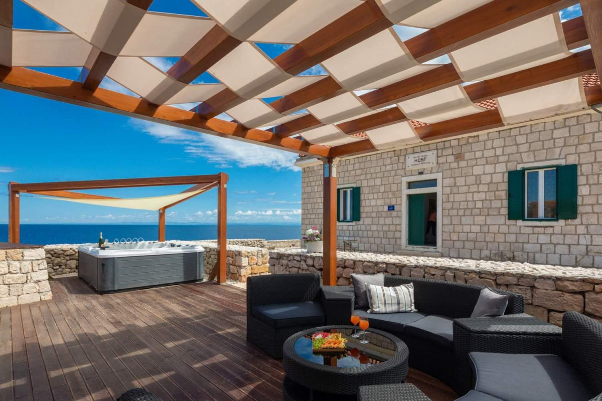 Villa Vis Light House