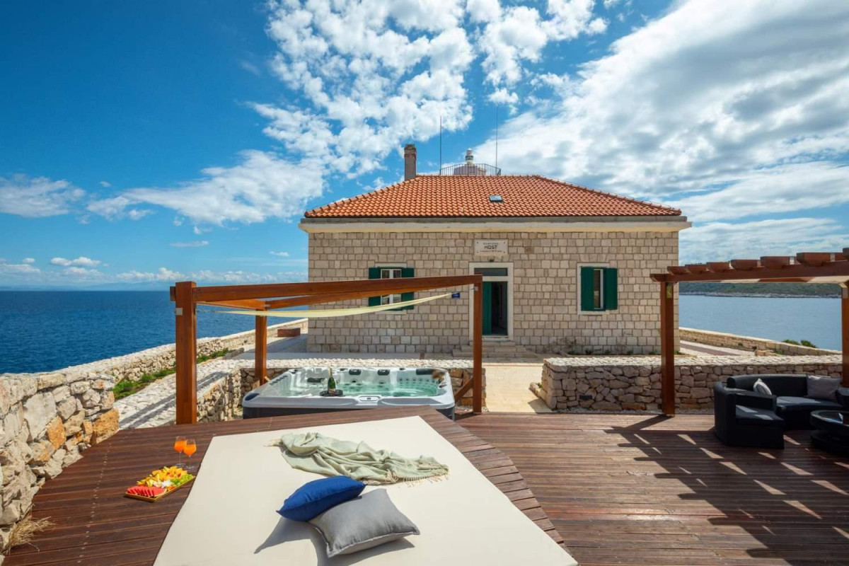 Villa Vis Light House