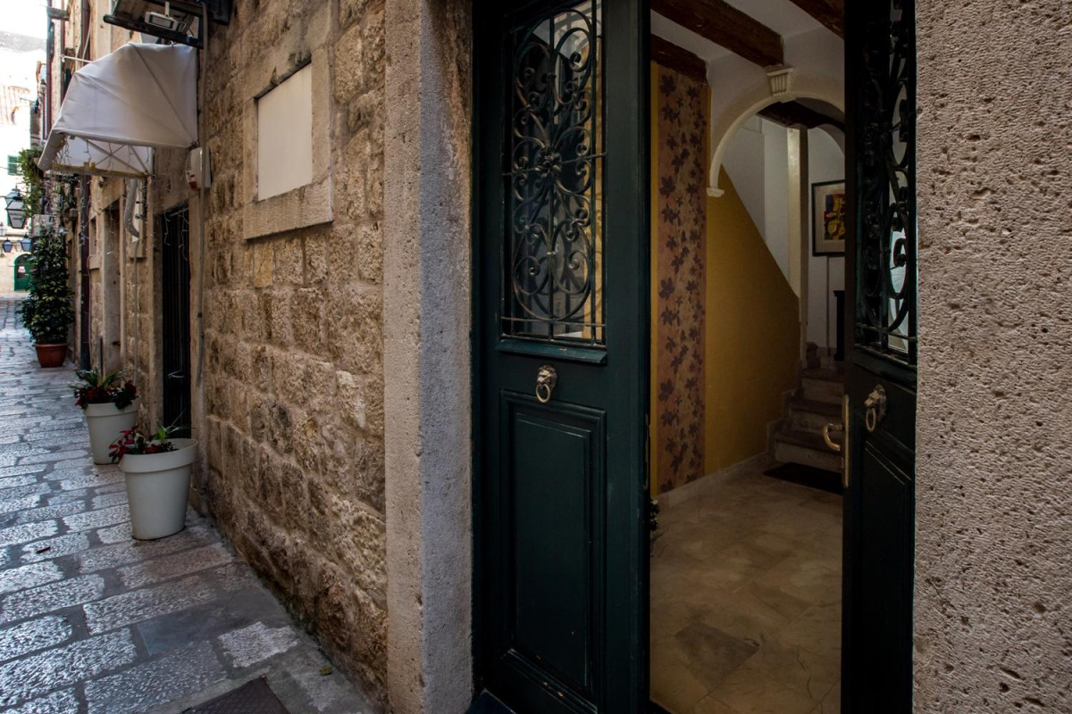 Villa Poets House
