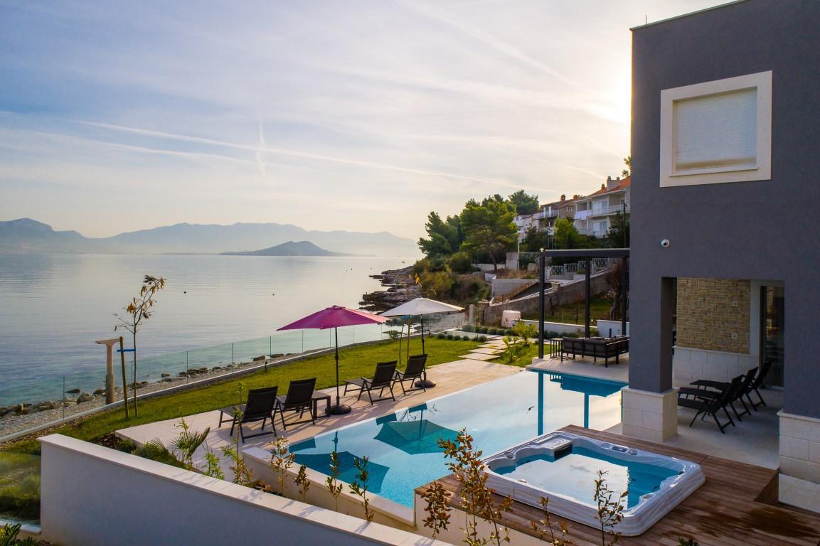 Beachfront villa Spiaggia