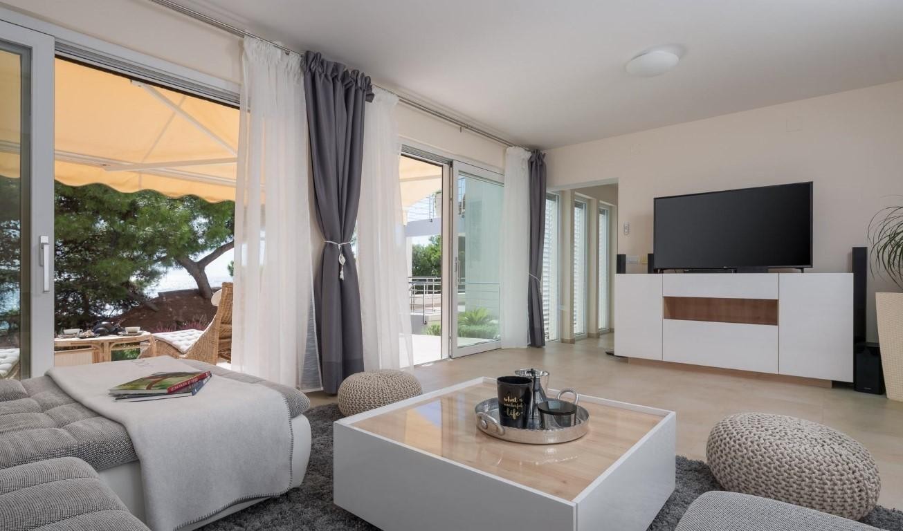 Beachfront Villa Lara Primošten