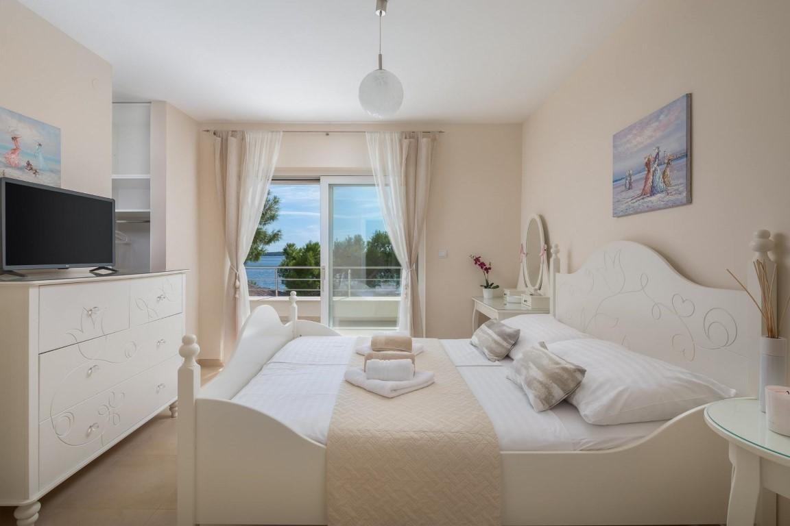 Beachfront Villa Lara Primošten