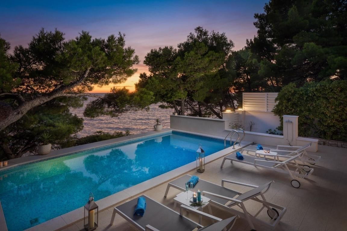 Beachfront Villa Lara Primošten