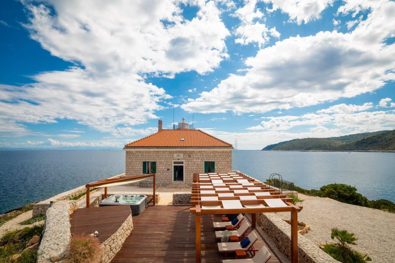 Villa Vis Light House