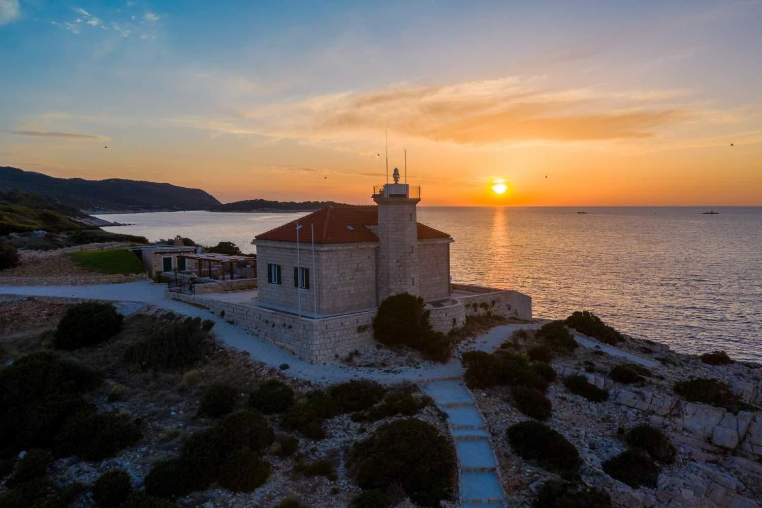 Villa Vis Light House