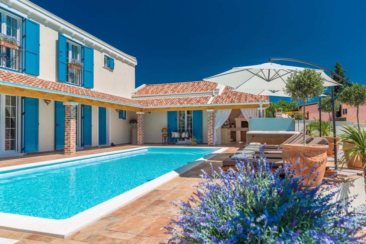 Villa Mek