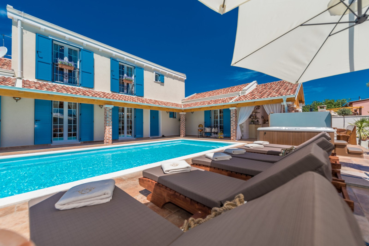 Villa Mek
