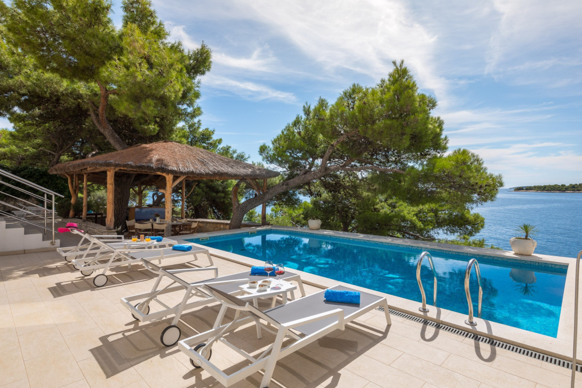 Beachfront Villa Lara Primošten