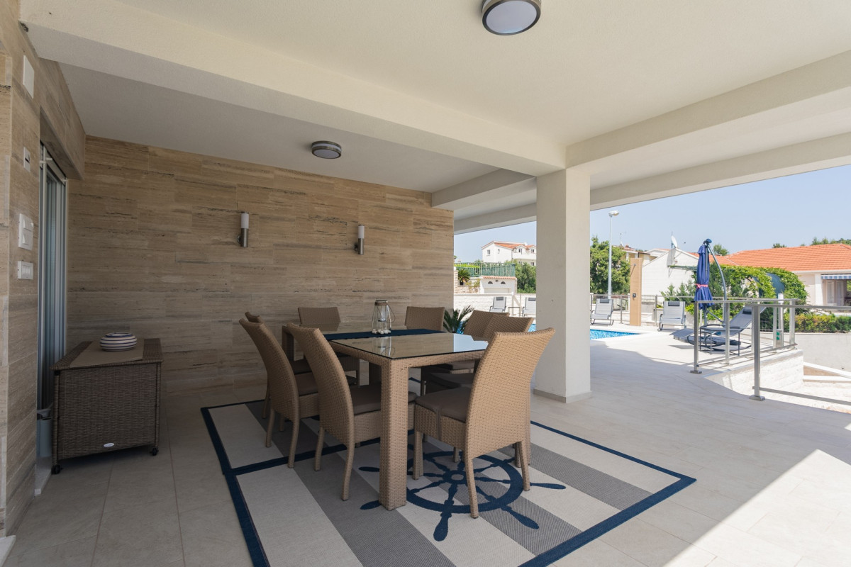 Villa Compass
