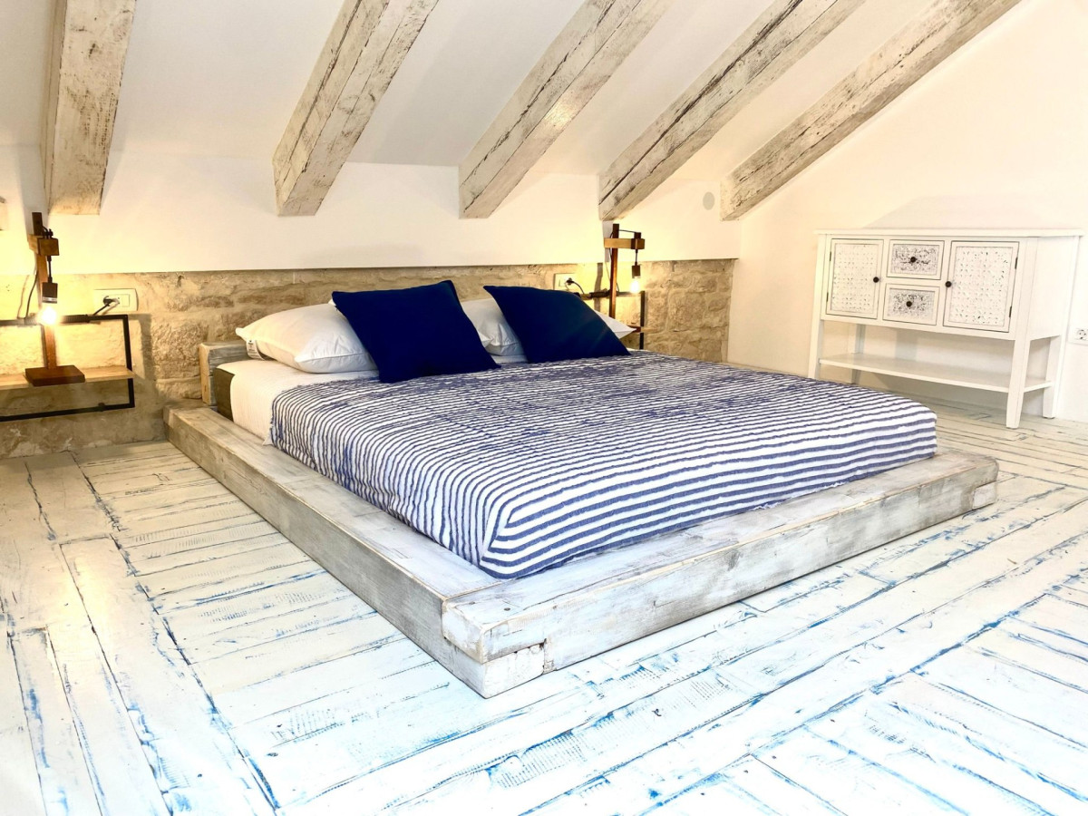 Villa Vis Light House